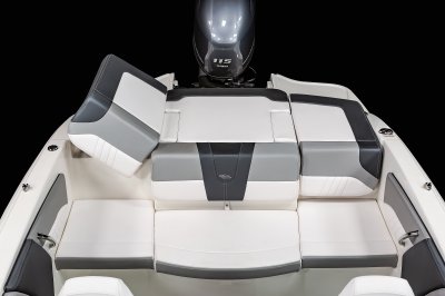 19 SSi Outboard - Aft Sun Lounge 