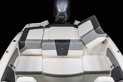 19 SSi Outboard - Aft Sun Lounge 