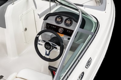 Chaparral 19 SSi OB helm with digital engine gauges and tilting steering wheel. 