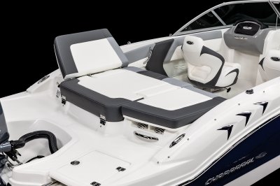 Chaparral 19 SSi OB sunpad converts into a starboard-facing chaise lounge. 