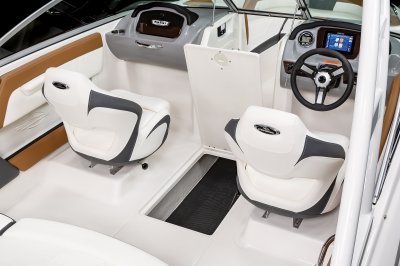 21 SSi Outboard Floor Storage 