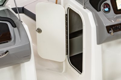 21 SSi Outboard Helm Storage 