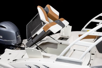 21 SSi Outboard Sun Pad Storage 