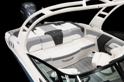 Chaparral 21 SSi OB cockpit seating with the captain's chairs facing aft 