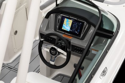 Chaparral 21 SSi OB helm station dash with Simrad display and tilting steering wheel 