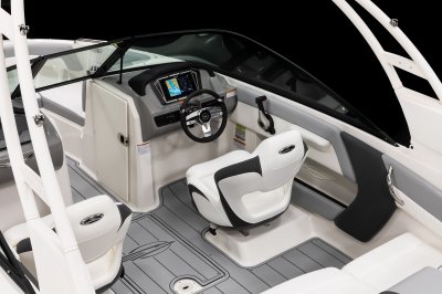 Chaparral 21 SSi OB helm station with captain's seat 