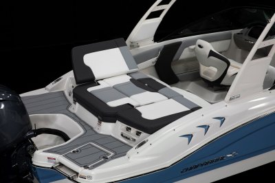 Chaparral 21 SSi OB aft sunpad converts into a starboard-facing chaise lounge. 