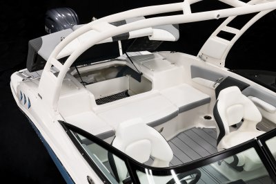 Chaparral 21 SSi OB transom storage 