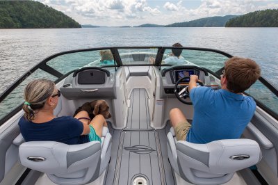Chaparral 21 SSi OB view from cockpit with 2 passengers seated in the bow and two in the cockpit. 