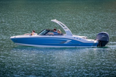 Chaparral 21 SSi OB idling on a lake with four passengers. 