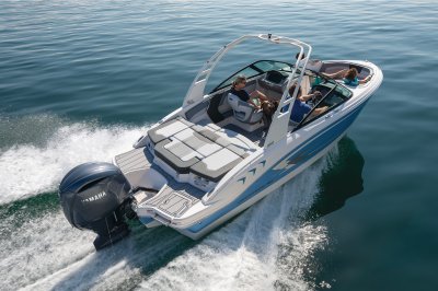 Chaparral 21 SSi OB idling on a lake with four passengers 