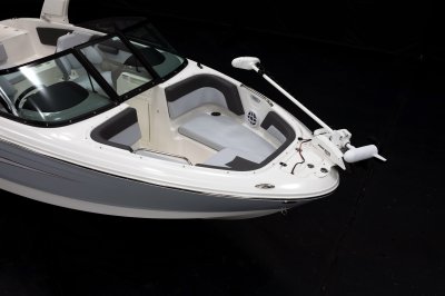 Chaparral 21 SSi OB Ski & Fish deep bow seating with thick cushioning. 