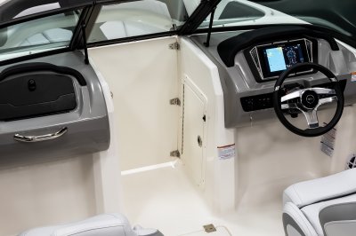 Chaparral 21 SSi OB Ski & Fish bow storm door in closed position 