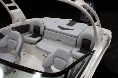 Chaparral 21 SSi OB Ski & Fish cockpit seating features a bench and two removable fishing seats. 