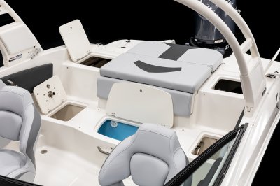 Chaparral 21 SSi OB Ski & Fish transom storage compartments and livewell 