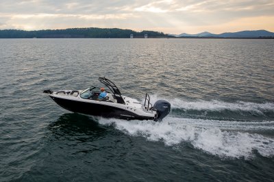 Chaparral 21 SSi OB Ski & Fish with one passengers on a lake port profile. 