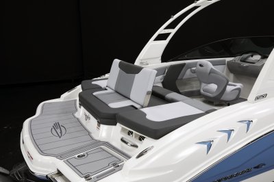 Chaparral 21 SSi can change into a rear facing bench that gives easy access to the water 