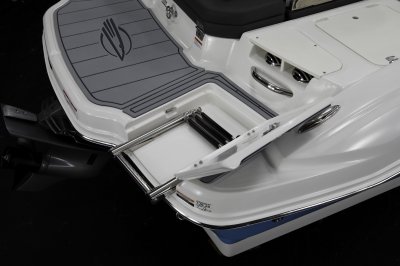 Chaparral 21 SSi flush-mounted hatch that conceals a 3 step stainless steel ladder 