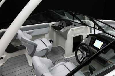 Chaparral 21 SSi helm with a Simrad display and tilting steering wheel 