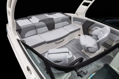 Chaparral 21 SSi cockpit seating with captain's chairs facing aft. 