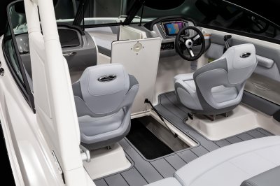 Chaparral 21 SSi floor storage in the cockpit. 