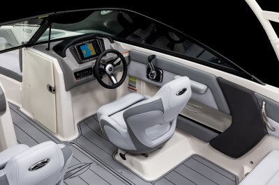 Chaparral 21 SSi helm station with captain's seat. 