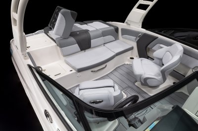 Chaparral 21 SSi cockpit seating with port side transom walkthrough. 