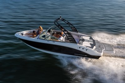 Chaparral 21 SSi cruising on a lake with 2 women in the bow and 2 men in the cockpit 
