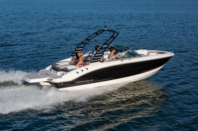 Chaparral 21 SSi cruising on a lake with four friends in the large cockpit 