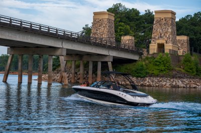Chaparral 21 SSi glides underneath a bridge with 4 people 
