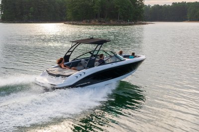 Chaparral 21 SSi cruising on a lake with 3 passengers and 1 captain 