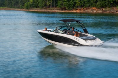 Chaparral 21 SSi on a lake with 2 passengers in the bow and 2 people in the cockpit 