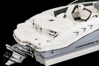 Chaparral 21 SSi Ski & Fish aft casting deck with non-slip floor 