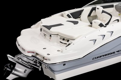 Chaparral 21 SSi Ski & Fish wide aft sunpad with removable cushions. 