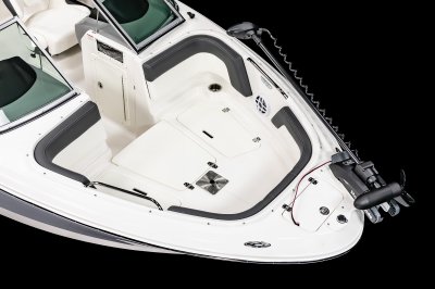 Chaparral 21 SSi Ski & Fish bow casting deck with non-slip flooring 