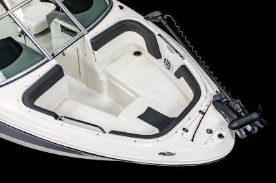 Chaparral 21 SSi Ski & Fish u-shaped bow seating with cushioned bolsters 