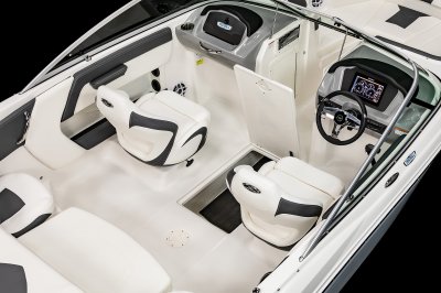 Chaparral 21 SSi Ski & Fish deep ski locker in the center of the cockpit. 