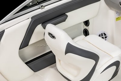 Chaparral 21 SSi Ski & Fish two fishing rob holders built into the gunwale of the port wall 