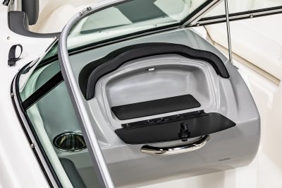 Chaparral 21 SSi Ski & Fish locking glovebox, grab handle, and cupholder built into the port console. 