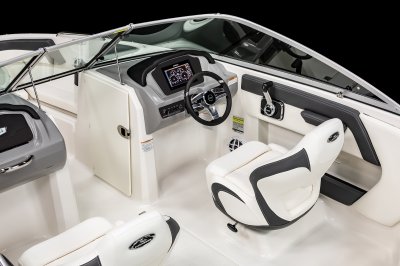 Chaparral 21 SSi Ski & Fish helm station with Simrad display and tilting wheel 