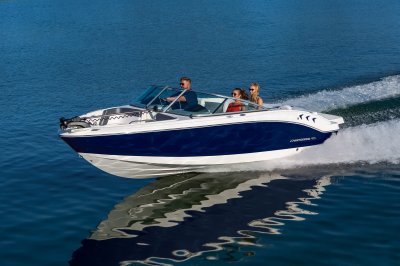 Chaparral 21 SSi Ski & Fish cruising on a lake front port view 