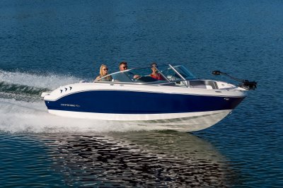 Chaparral 21 SSi Ski & Fish cruising on a lake front starboard view 