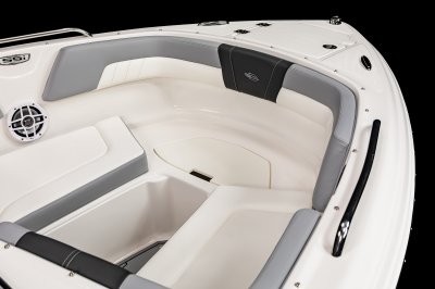 Chaparral 23 SSi OB bow cushions remove to give non-slip access to the foredeck and anchor locker. 