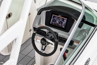 Chaparral 23 SSi OB Simrad G09 display and tilting steering wheel. 