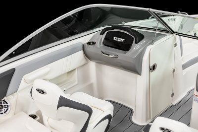 Chaparral 23 SSi OB port console with grabhandle and cushioned bolsters on the gunwale. 