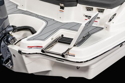 Chaparral 23 SSi OB swim ladder concealed by a fiberglass hatch. 