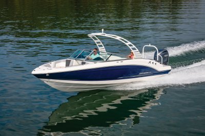 Chaparral 23 SSi OB with 4 passengers cruising on a lake. 