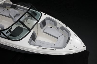 Chaparral 23 SSi OB deep bow seating and wraparound cushioning 