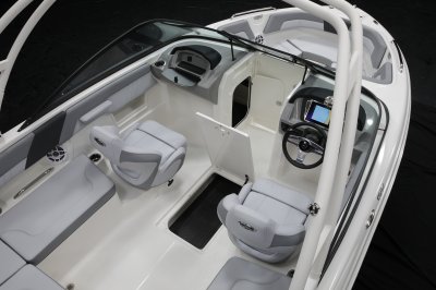 Chaparral 23 SSi OB large in-floor ski locker 