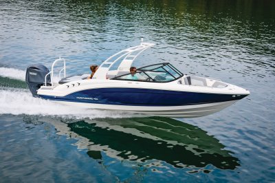 Chaparral 23 SSi OB cruising in water with 3 passengers in the cockpit seating and captain at the helm 